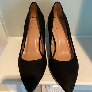 NWT Black suede women’s heels - Size 5.5
